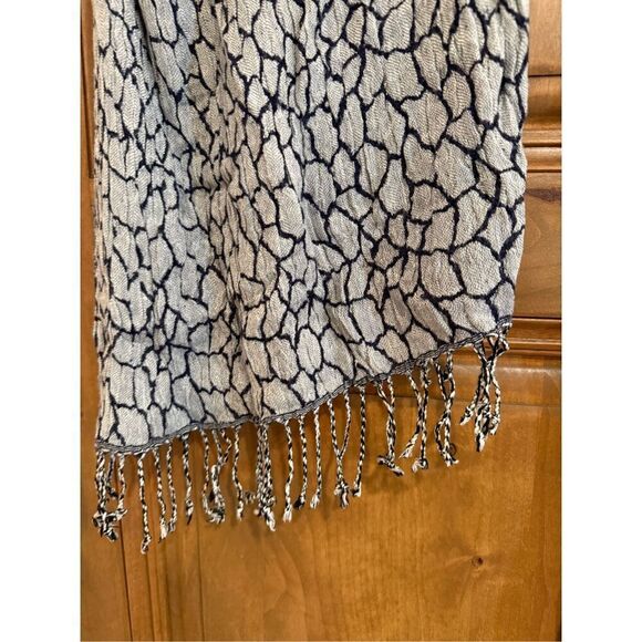 Reversible Pebble Print Fringe Scarf - Picture 2 of 4